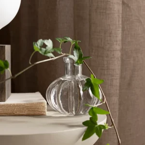 Romanced, Vas, Glas